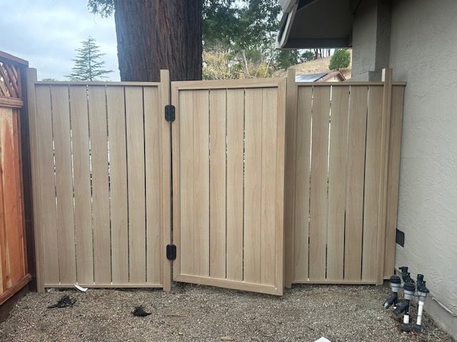 image of fire-safe aluminum fence with light wood pattern<br />
